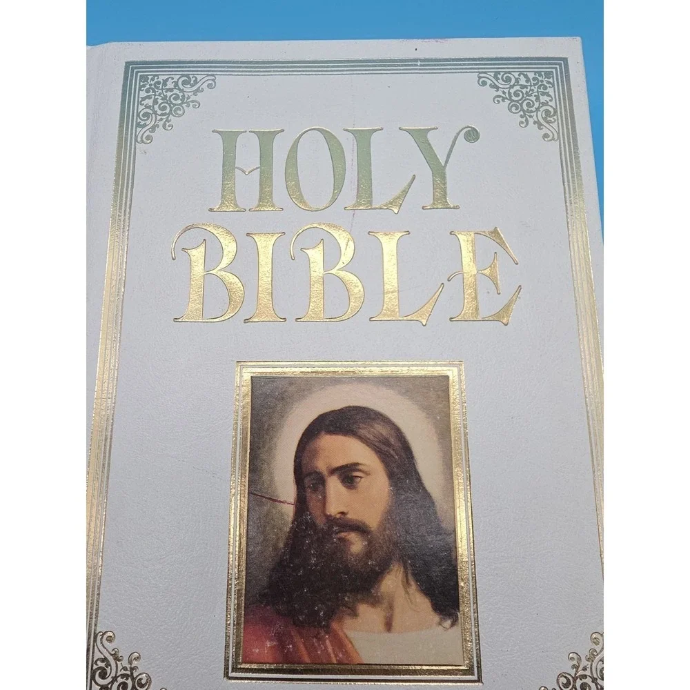 Holy‎ Bible Heirloom Family Edition King James Bible (1987) Illustrated